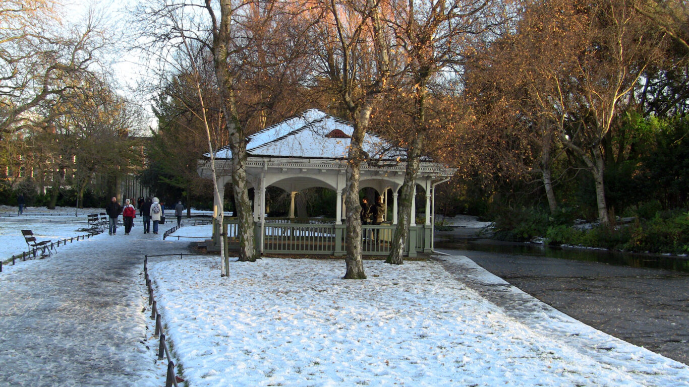 Snow_at_St._Stephen’s_Green,_Dublin_(5211997591)